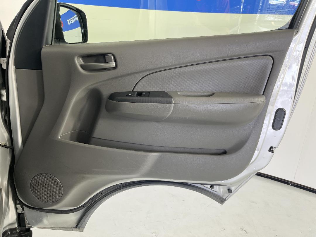 Photo '14' of Nissan Caravan