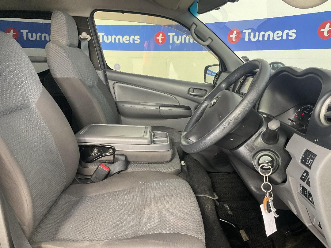 Photo '16' of Nissan NV350