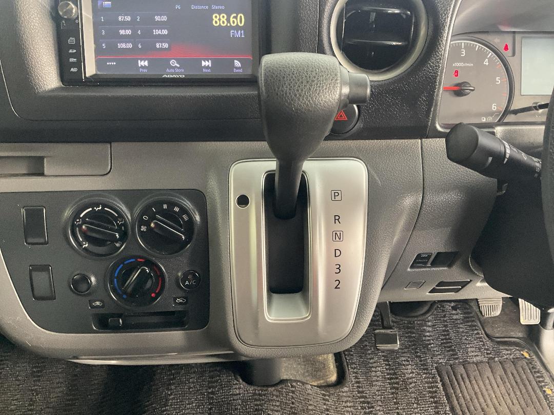 Photo '18' of Nissan NV350