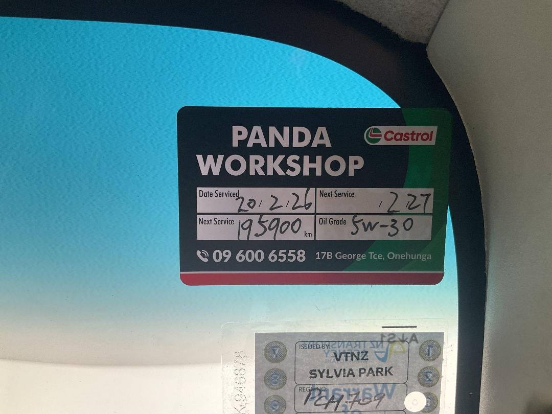 Photo '24' of Nissan NV350