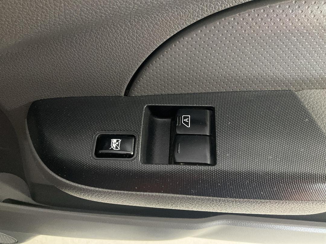 Photo '27' of Nissan NV350