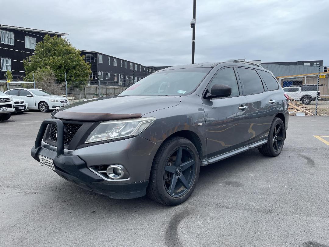 Photo '4' of Nissan Pathfinder ST