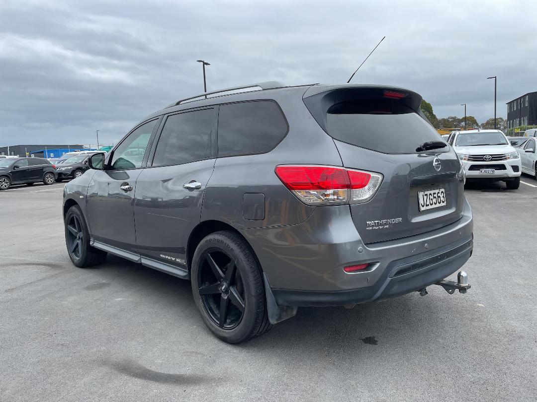 Photo '10' of Nissan Pathfinder ST