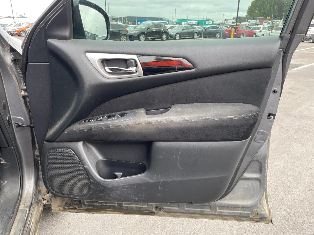 Photo '13' of Nissan Pathfinder ST