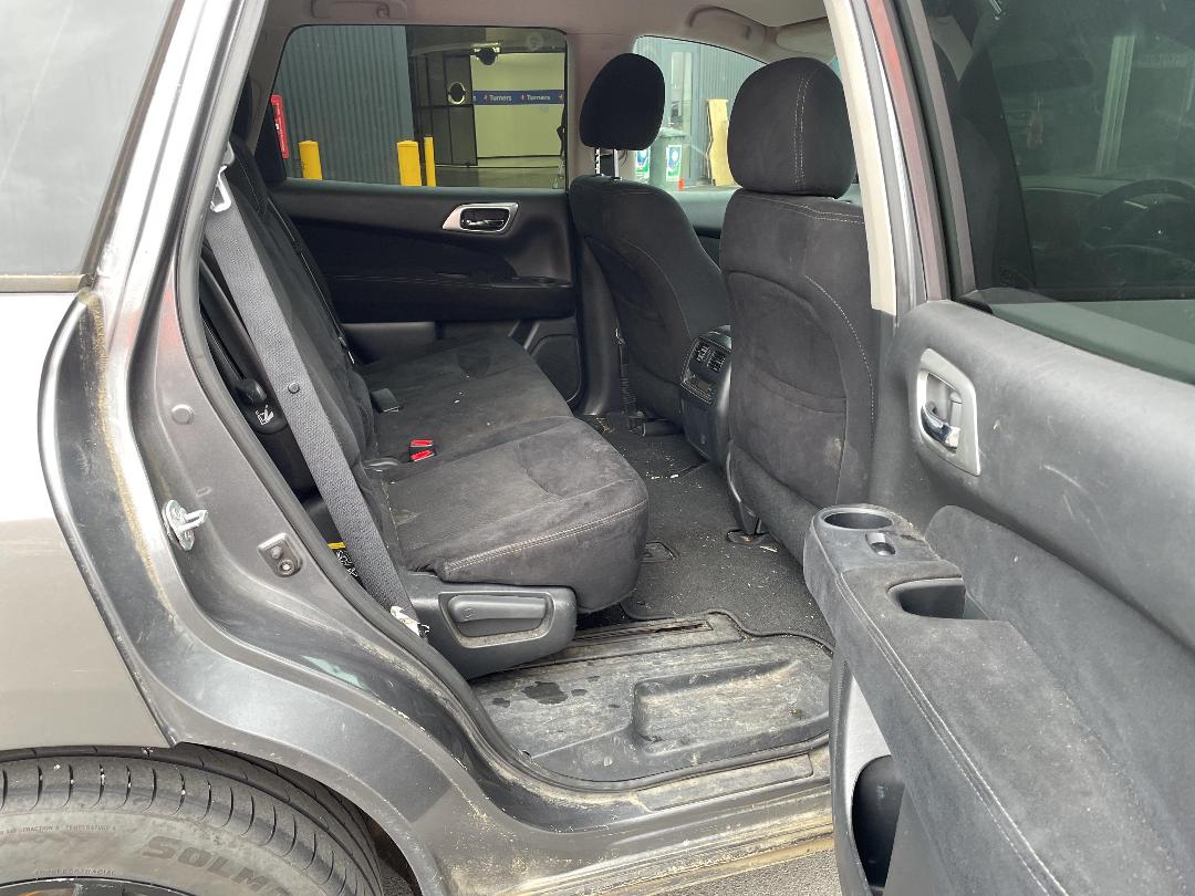 Photo '17' of Nissan Pathfinder ST