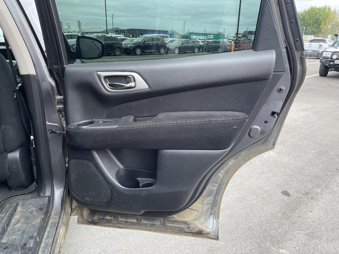 Photo '16' of Nissan Pathfinder ST