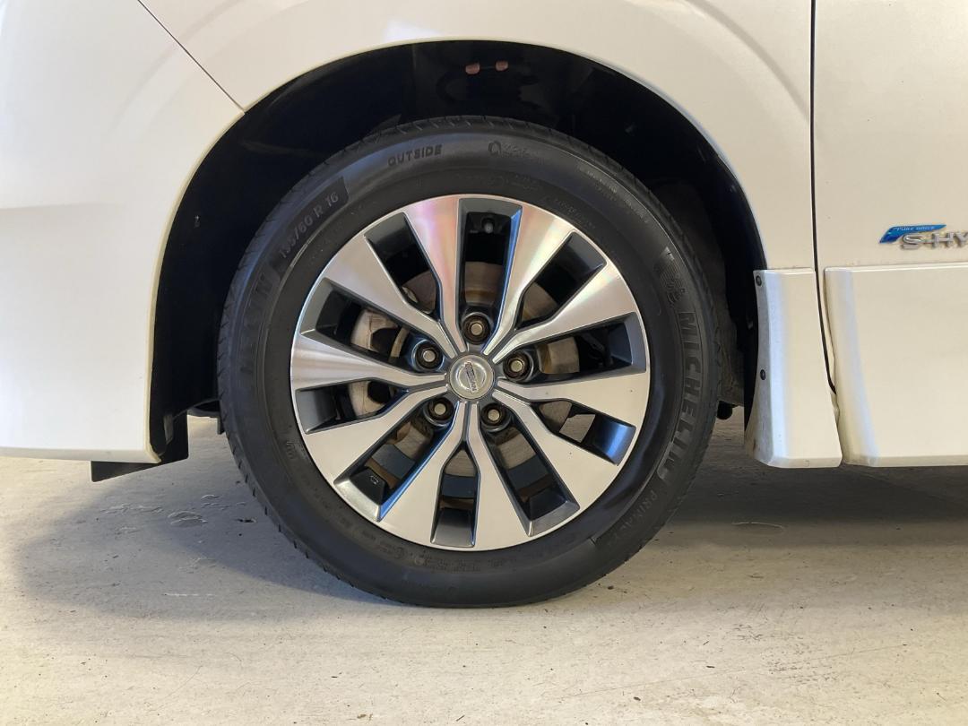 Photo '10' of Nissan Serena Photo '10' of Nissan Serena