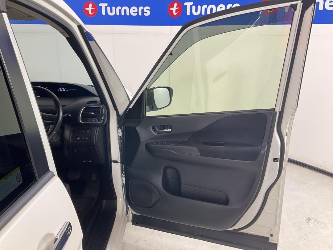 Photo '15' of Nissan Serena Photo '15' of Nissan Serena