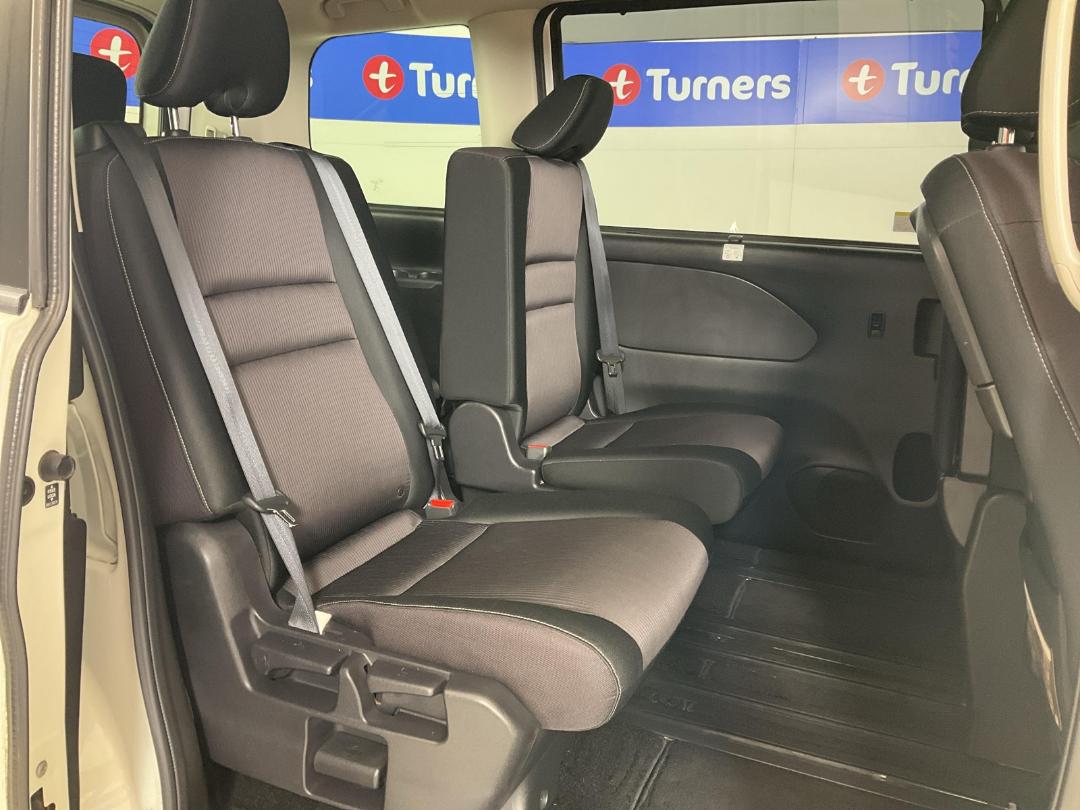 Photo '19' of Nissan Serena Photo '19' of Nissan Serena