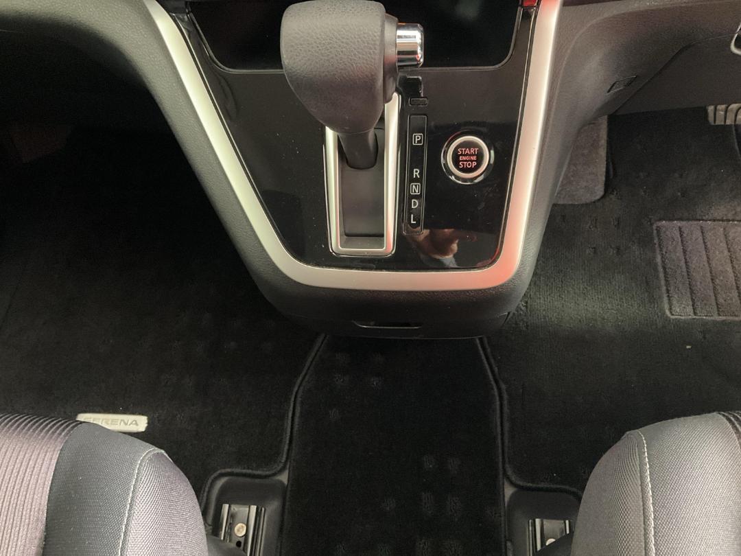 Photo '18' of Nissan Serena Photo '18' of Nissan Serena