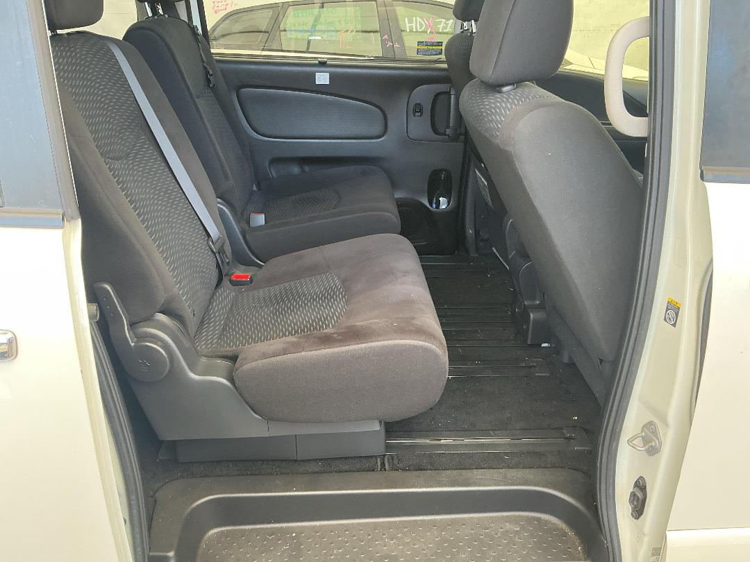 Photo '18' of Nissan Serena Photo '18' of Nissan Serena