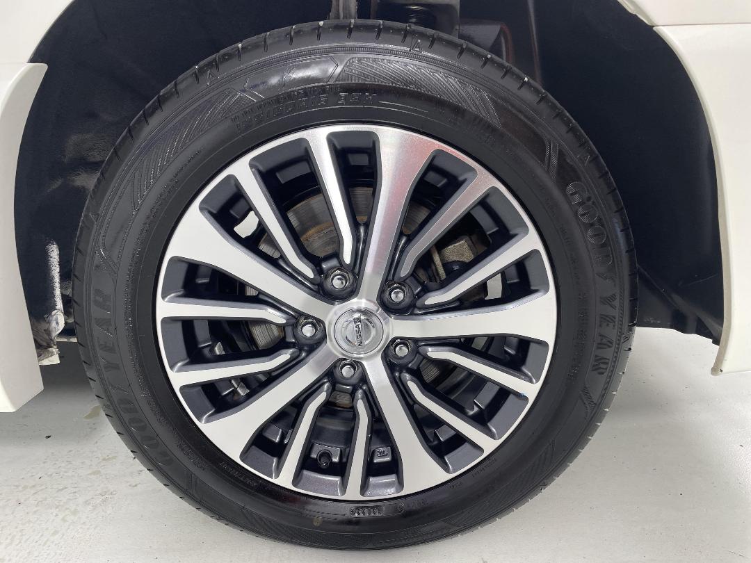 Photo '11' of Nissan Serena