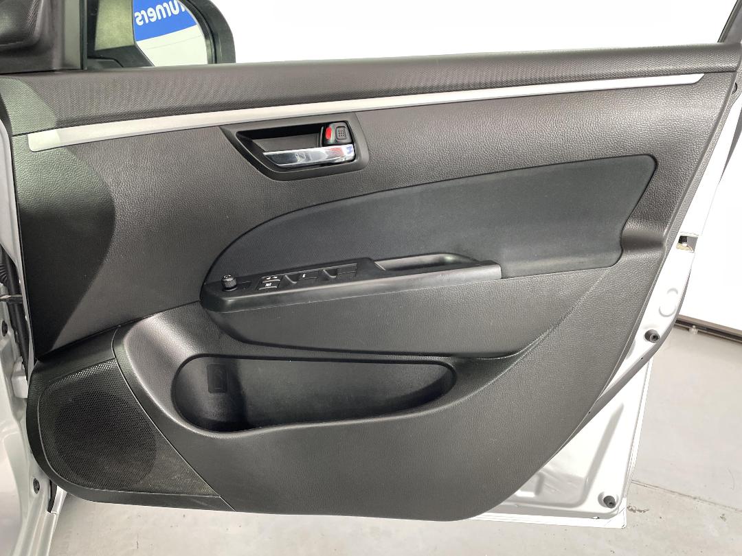 Photo '15' of Suzuki Swift