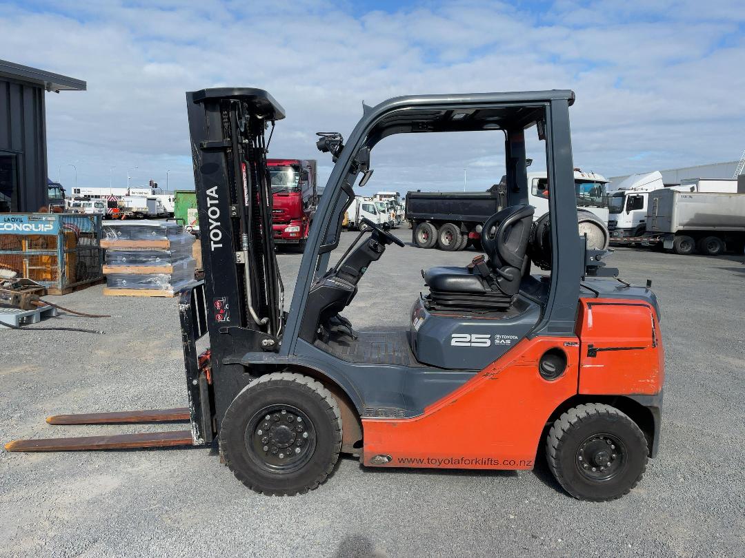 Photo '7' of TOYOTA 32-8FG25 Forklift Photo '7' of TOYOTA 32-8FG25 Forklift