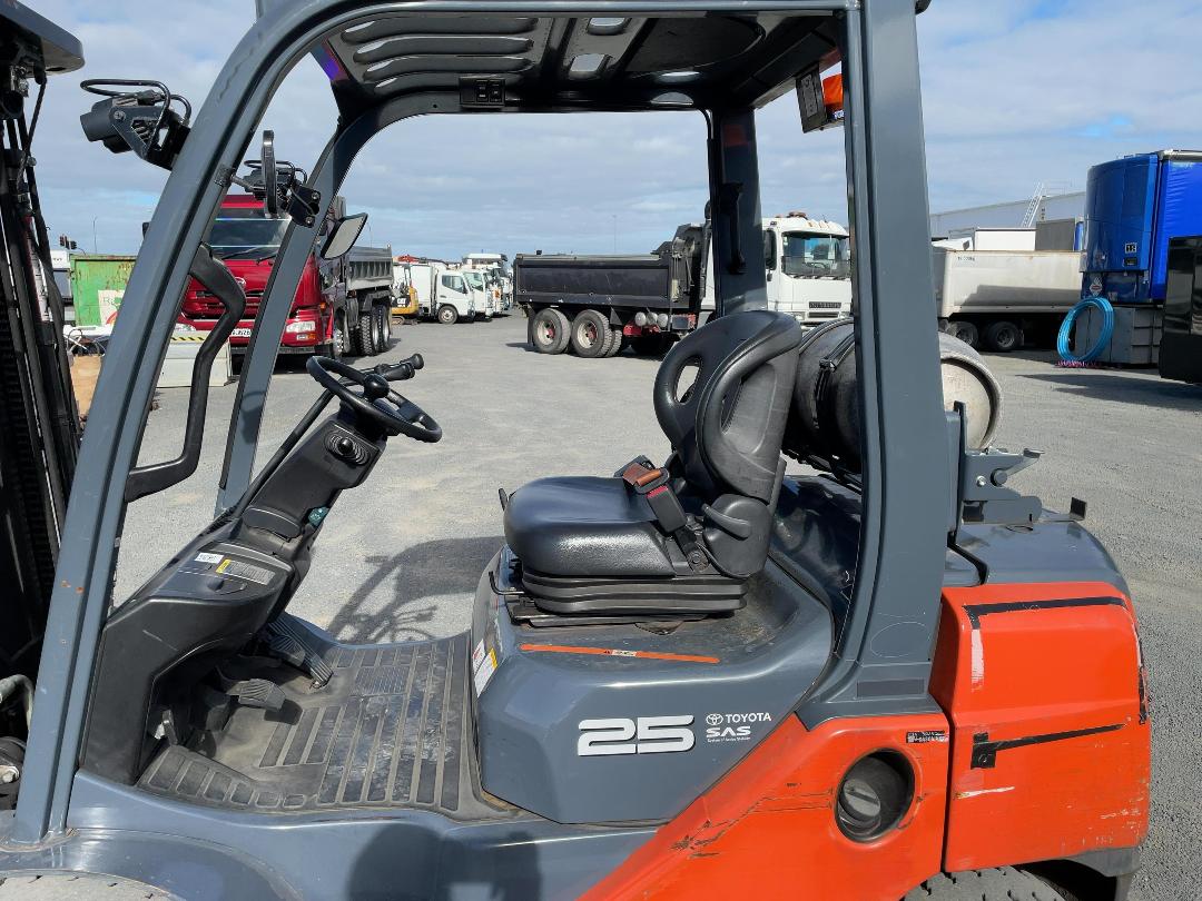 Photo '13' of TOYOTA 32-8FG25 Forklift Photo '13' of TOYOTA 32-8FG25 Forklift