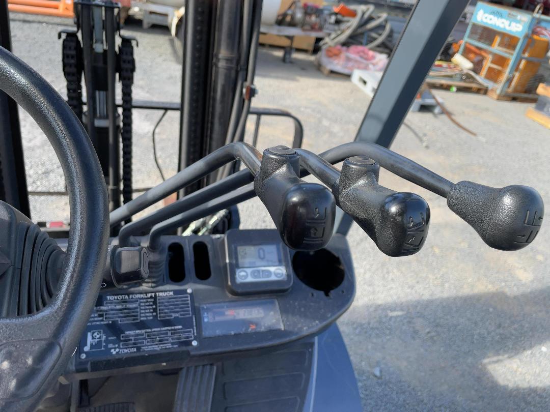 Photo '16' of TOYOTA 32-8FG25 Forklift Photo '16' of TOYOTA 32-8FG25 Forklift