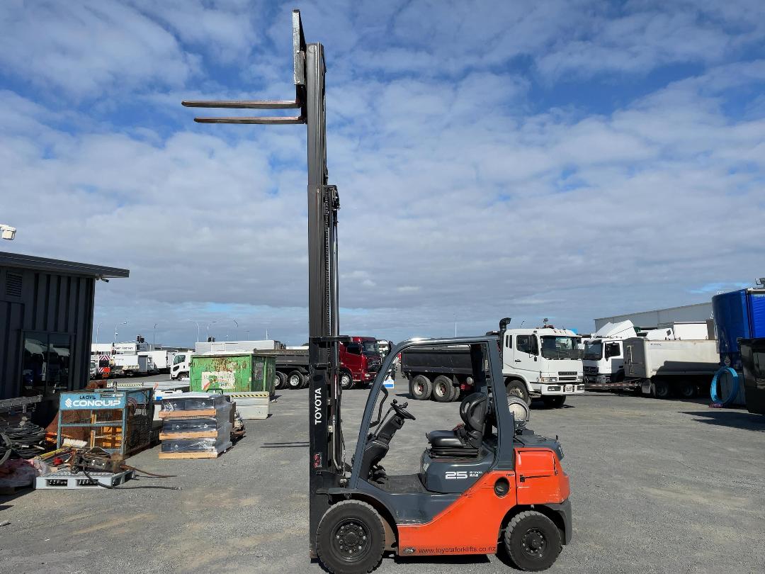 Photo '11' of TOYOTA 32-8FG25 Forklift Photo '11' of TOYOTA 32-8FG25 Forklift