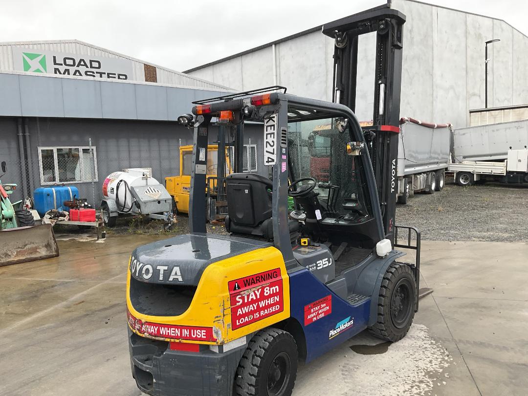 Photo '4' of Toyota 728FDJ35 Forklift Photo '4' of Toyota 728FDJ35 Forklift