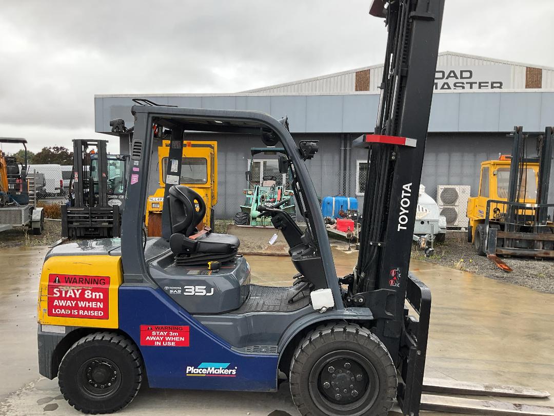 Photo '3' of Toyota 728FDJ35 Forklift Photo '3' of Toyota 728FDJ35 Forklift