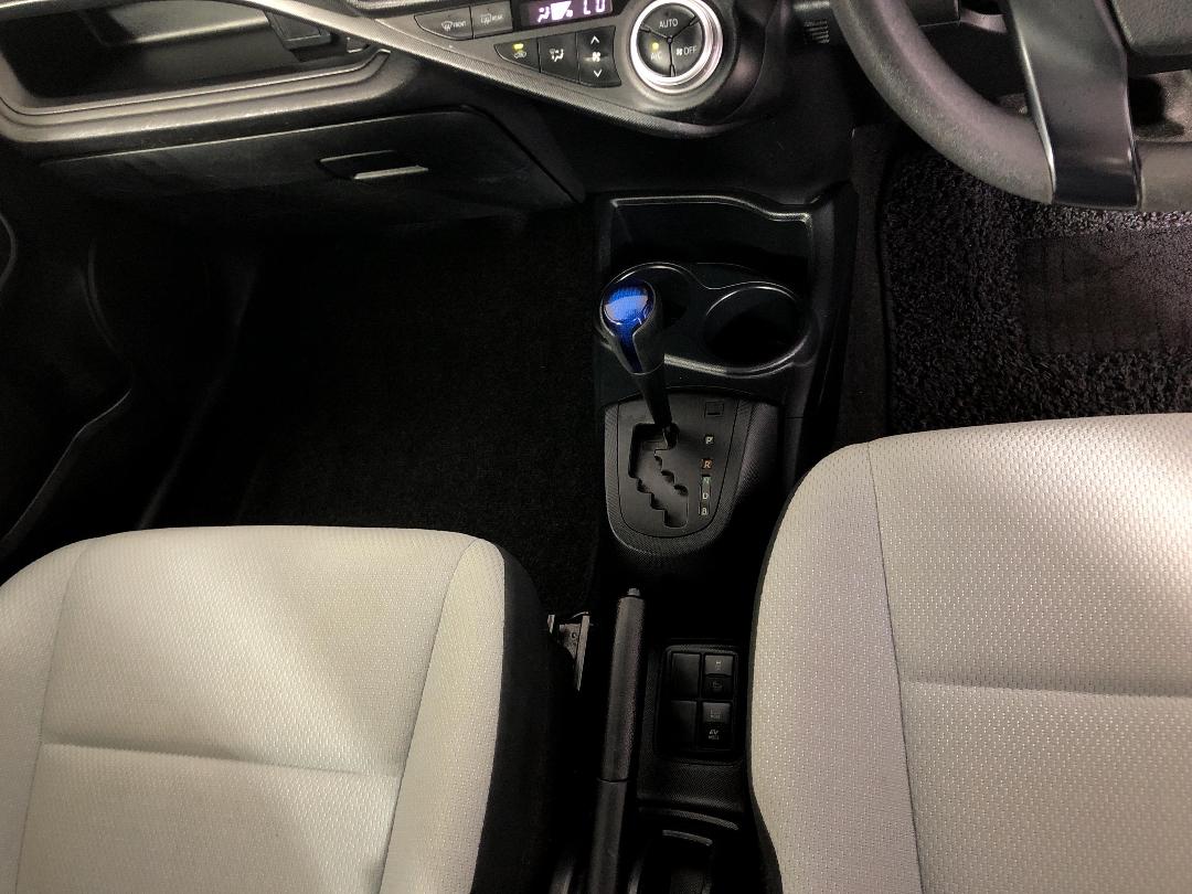 Photo '18' of Toyota Aqua Photo '18' of Toyota Aqua