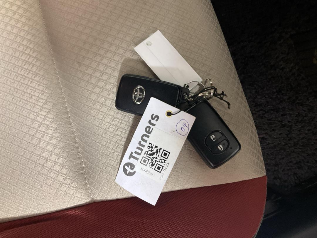 Photo '22' of Toyota Aqua Photo '22' of Toyota Aqua