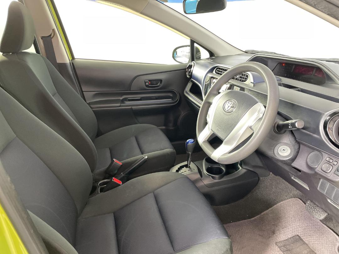 Photo '16' of Toyota Aqua Photo '16' of Toyota Aqua