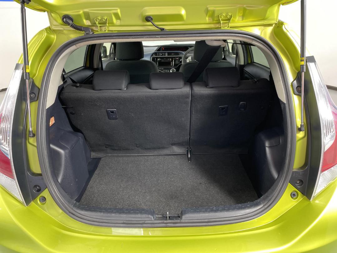 Photo '14' of Toyota Aqua Photo '14' of Toyota Aqua