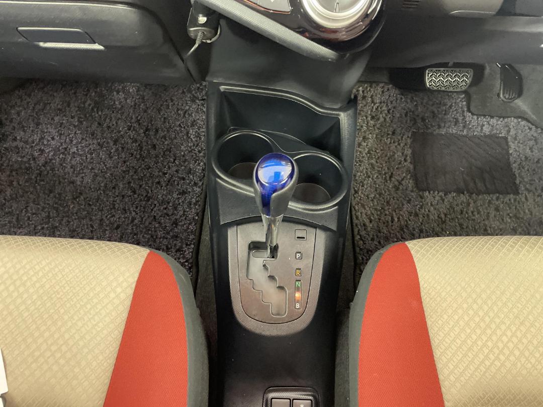 Photo '18' of Toyota Aqua Photo '18' of Toyota Aqua