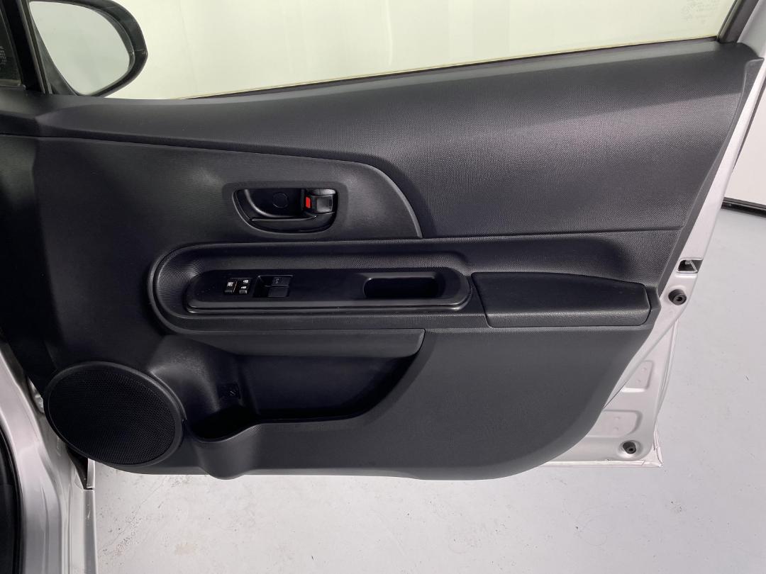 Photo '15' of Toyota Aqua Photo '15' of Toyota Aqua