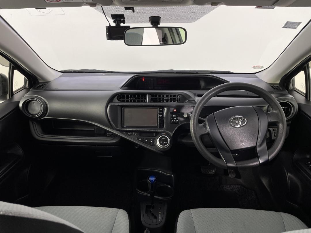 Photo '17' of Toyota Aqua Photo '17' of Toyota Aqua