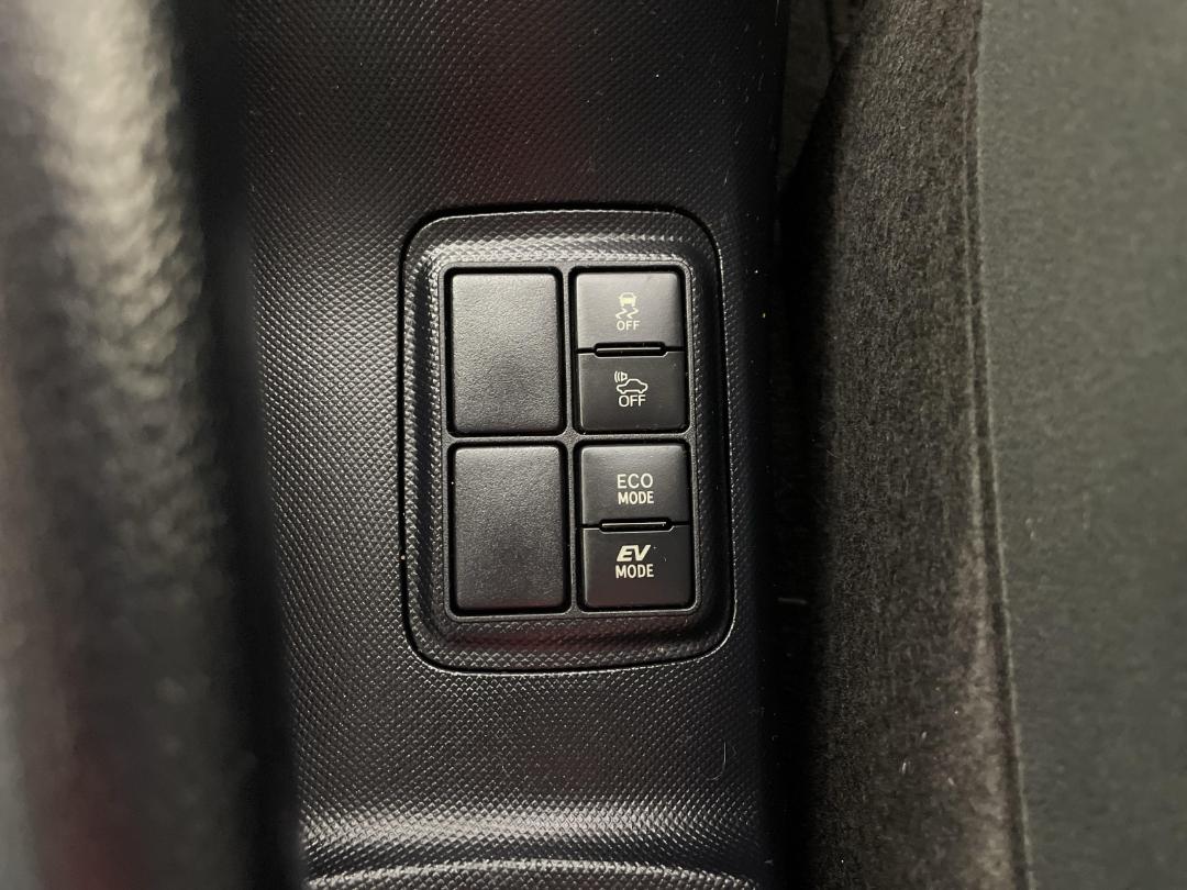 Photo '23' of Toyota Aqua Photo '23' of Toyota Aqua