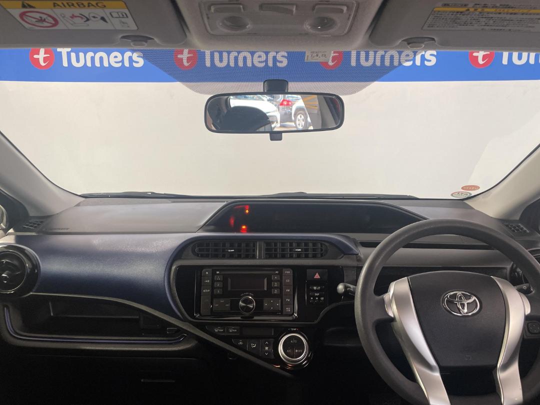 Photo '17' of Toyota Aqua Photo '17' of Toyota Aqua