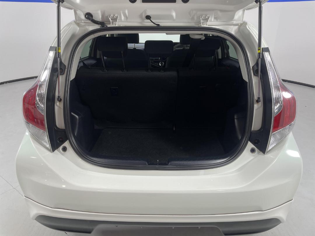 Photo '14' of Toyota Aqua Photo '14' of Toyota Aqua