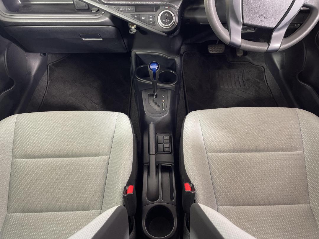 Photo '18' of Toyota Aqua Photo '18' of Toyota Aqua