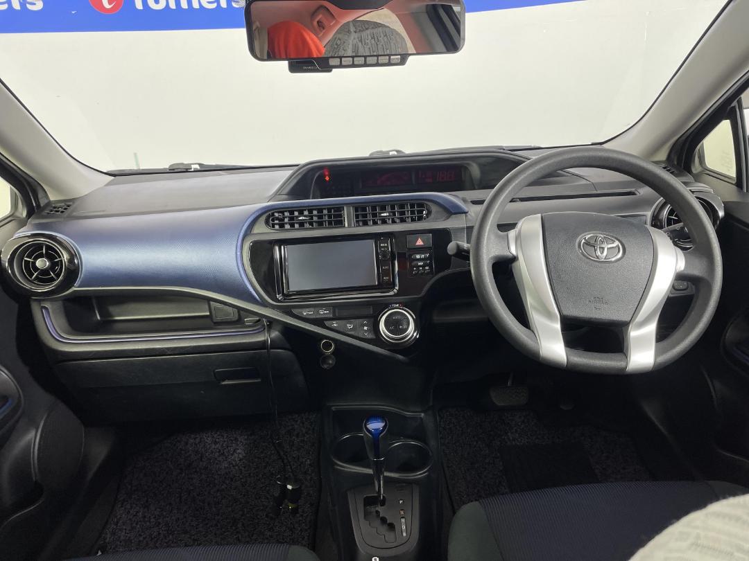 Photo '17' of Toyota Aqua Photo '17' of Toyota Aqua