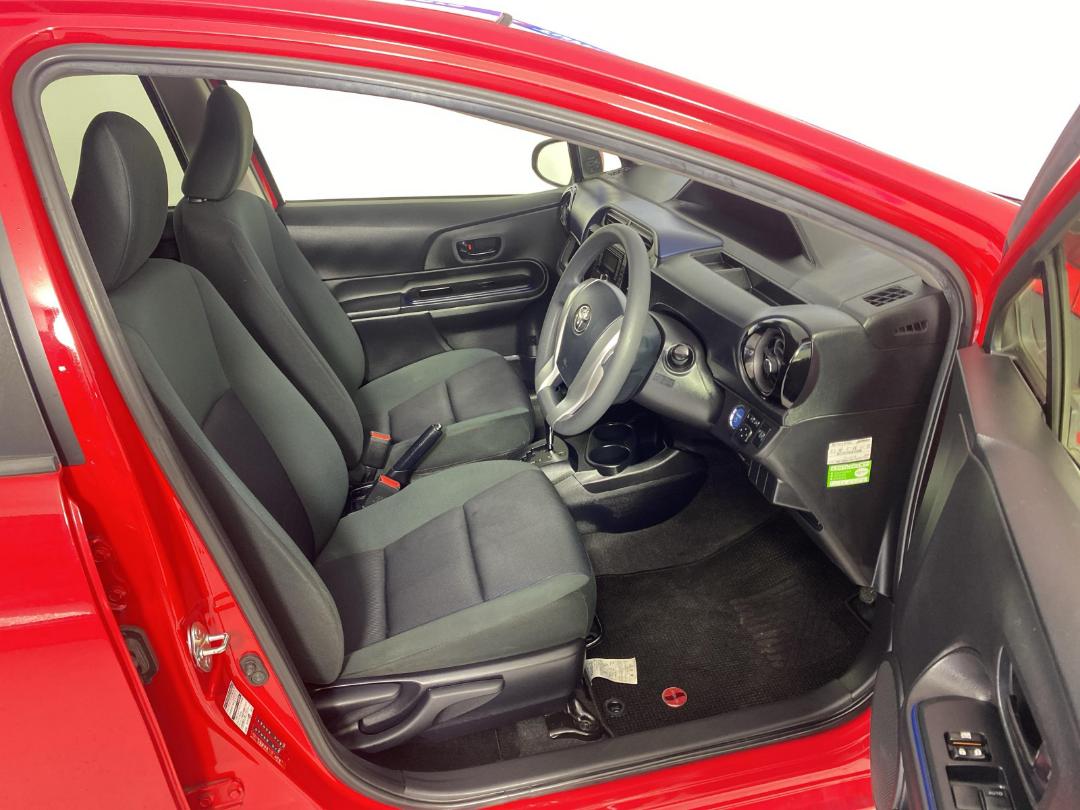 Photo '16' of Toyota Aqua Photo '16' of Toyota Aqua