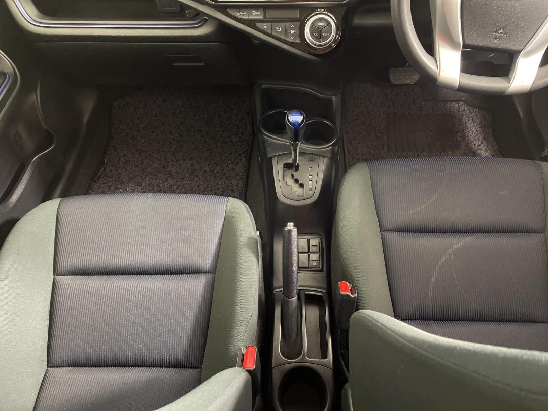 Photo '18' of Toyota Aqua Photo '18' of Toyota Aqua