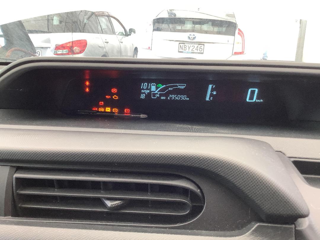 Photo '15' of Toyota Aqua Hybrid Photo '15' of Toyota Aqua Hybrid