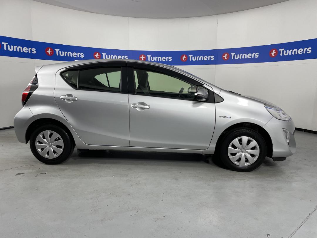 Photo '23' of Toyota Aqua