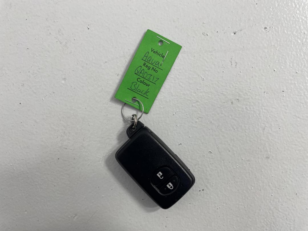 Photo '22' of Toyota Aqua Photo '22' of Toyota Aqua