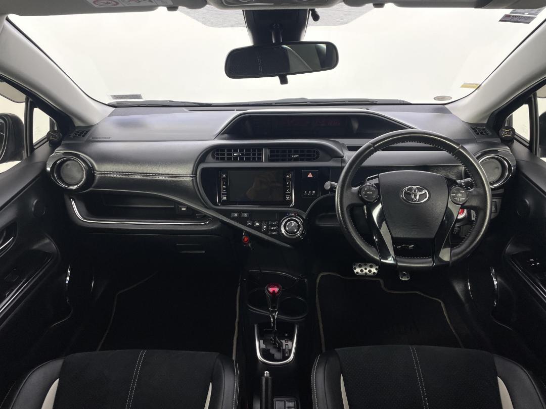 Photo '17' of Toyota Aqua Photo '17' of Toyota Aqua