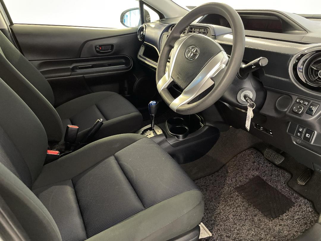 Photo '16' of Toyota Aqua Photo '16' of Toyota Aqua