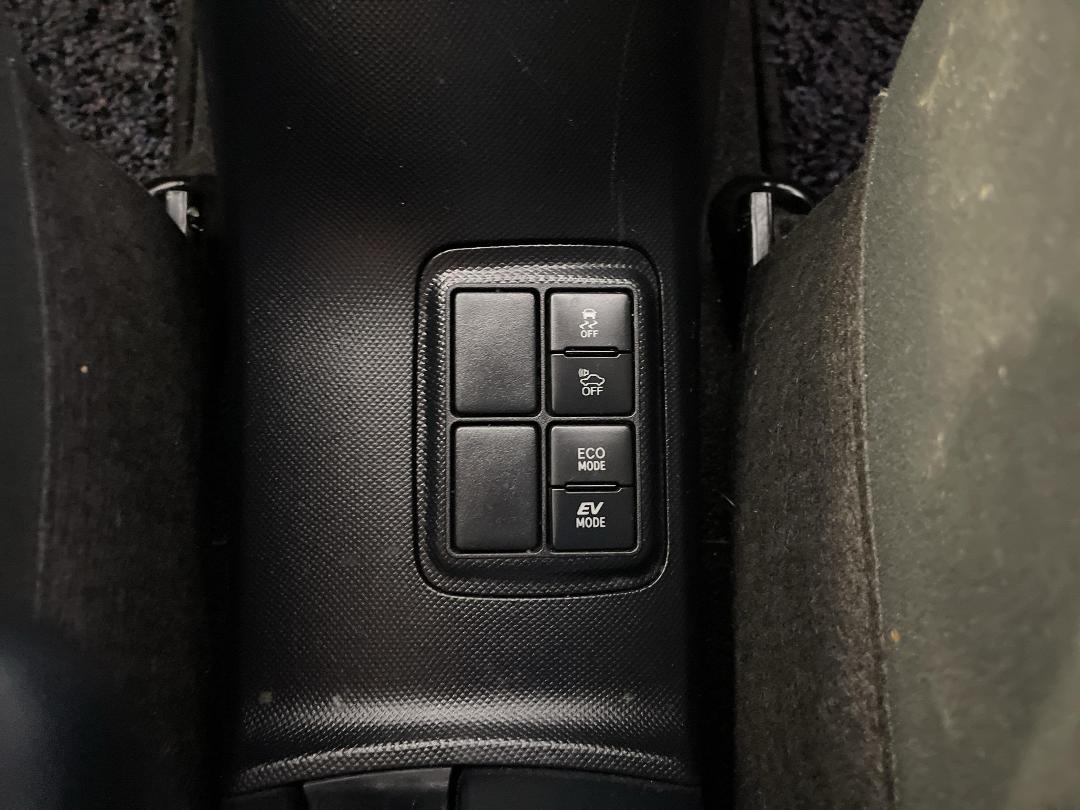 Photo '23' of Toyota Aqua Photo '23' of Toyota Aqua