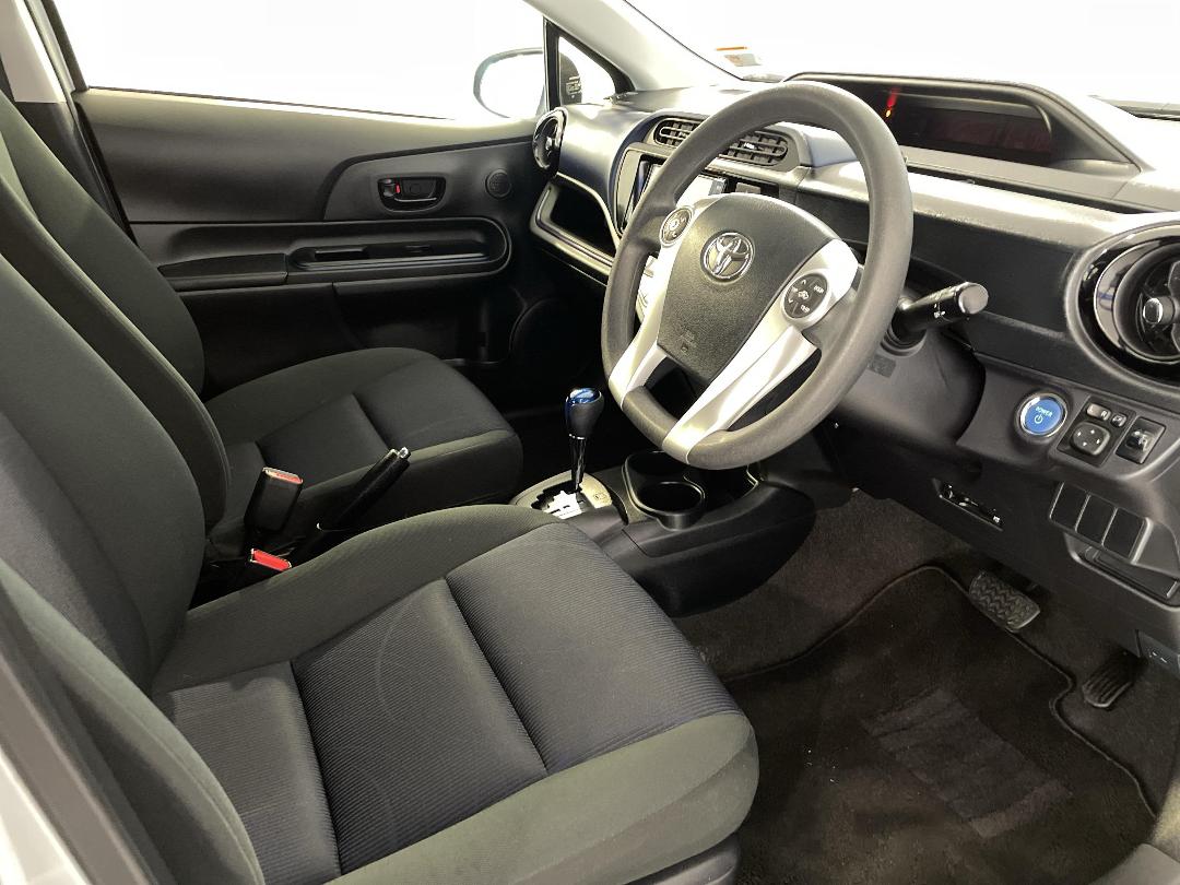 Photo '16' of Toyota Aqua Photo '16' of Toyota Aqua