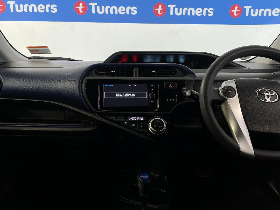 Photo '18' of Toyota Aqua Photo '18' of Toyota Aqua