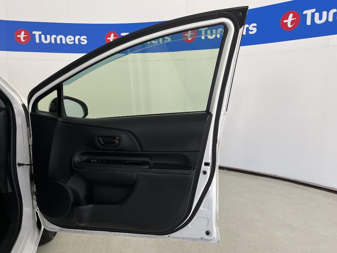 Photo '15' of Toyota Aqua Photo '15' of Toyota Aqua