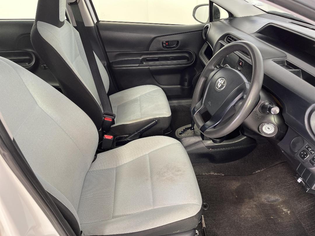 Photo '16' of Toyota Aqua Photo '16' of Toyota Aqua