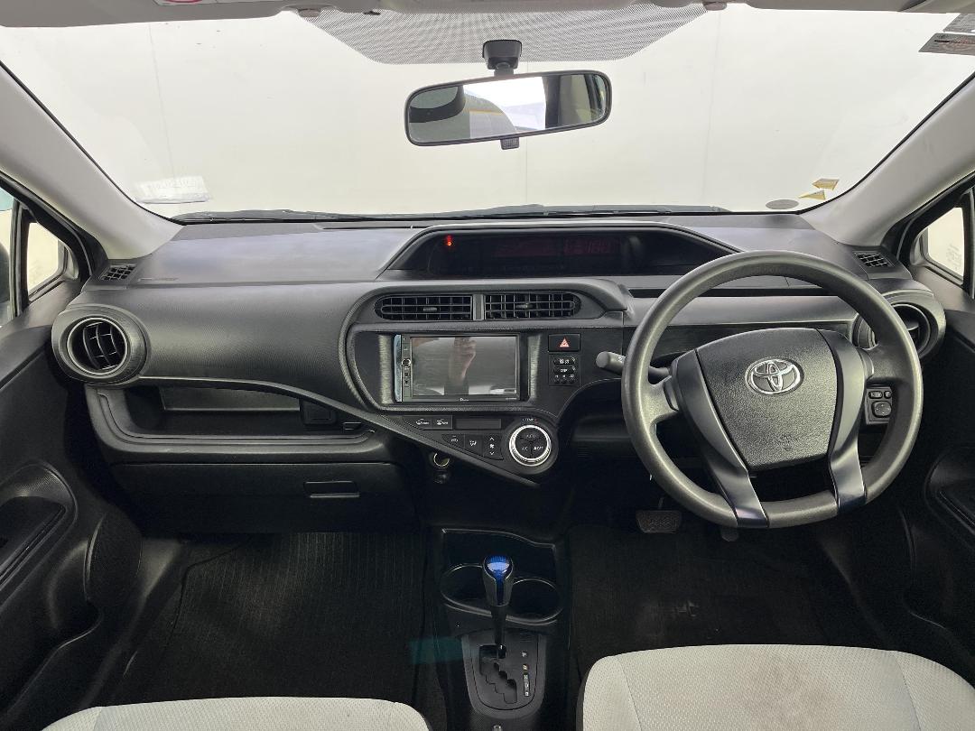 Photo '17' of Toyota Aqua Photo '17' of Toyota Aqua