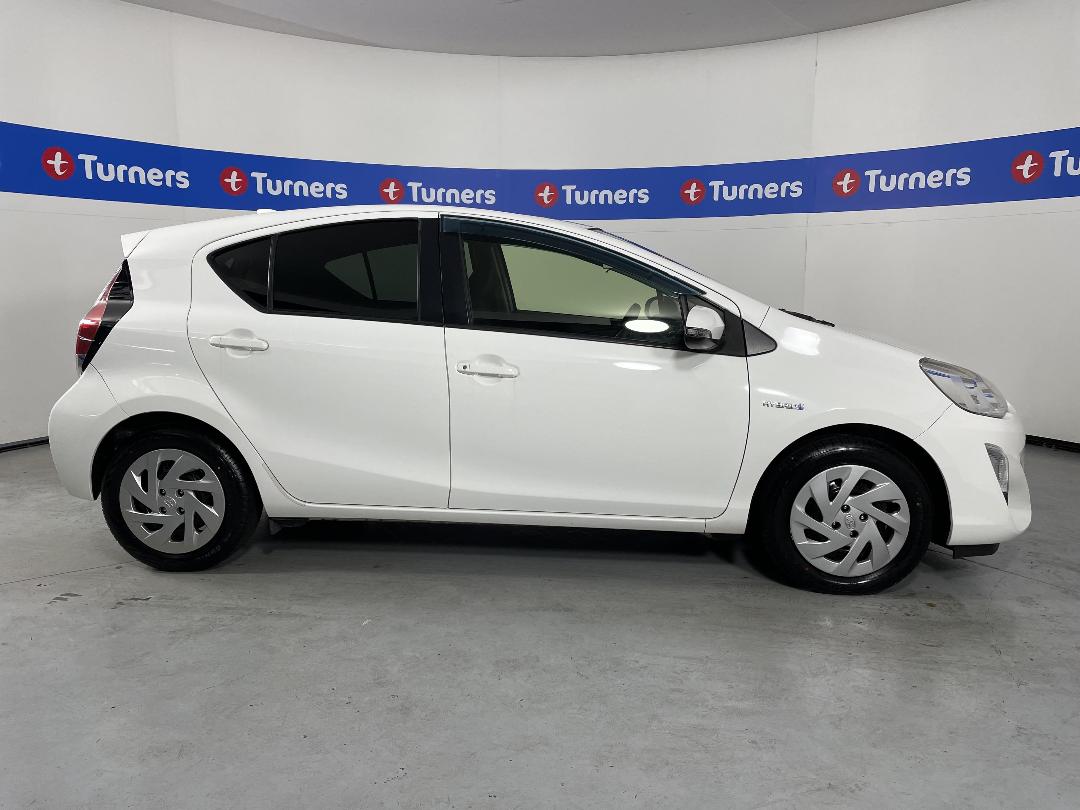 Photo '23' of Toyota Aqua