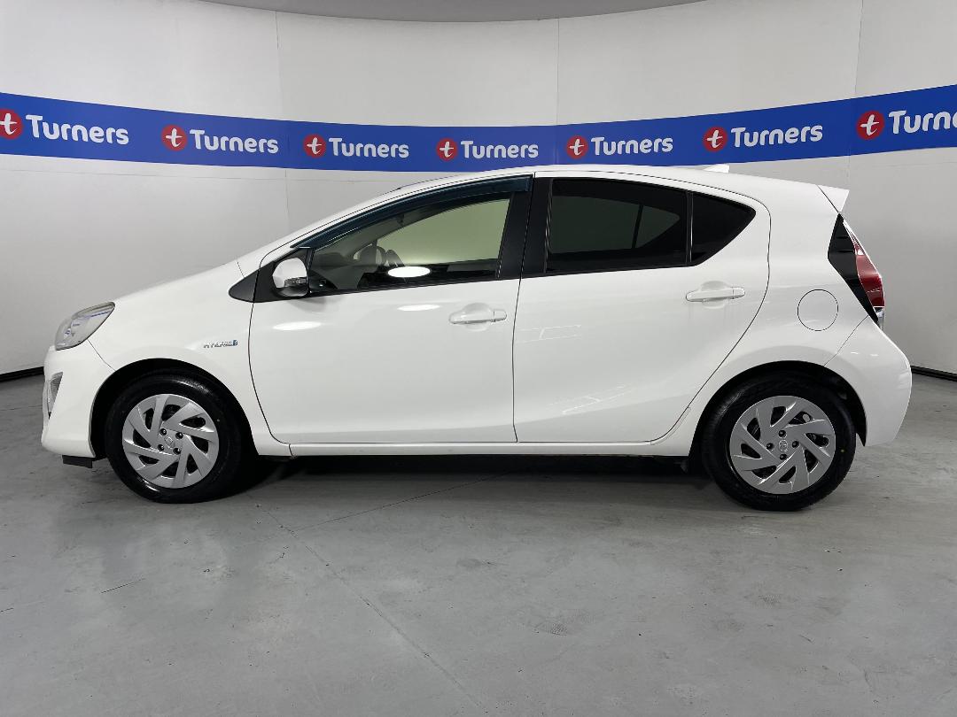 Photo '24' of Toyota Aqua